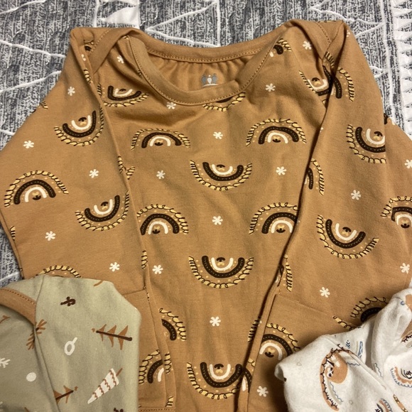 ⭐️ ⭐️ SOLD ⭐️ ⭐️ 3 pack gown sleepers with hand covers and ties at the bottom - Picture 5 of 5